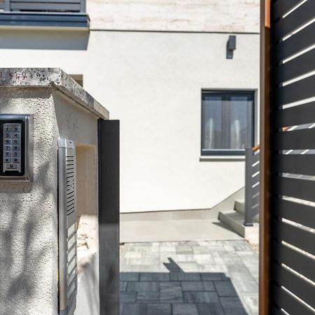 Residence Jonathan Biograd Na Moru Bagian luar foto