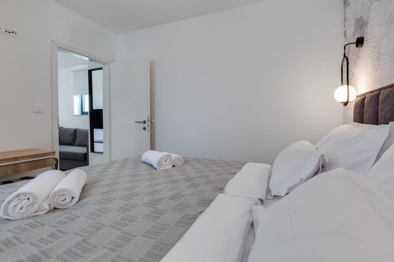 Residence Jonathan Biograd Na Moru Bagian luar foto