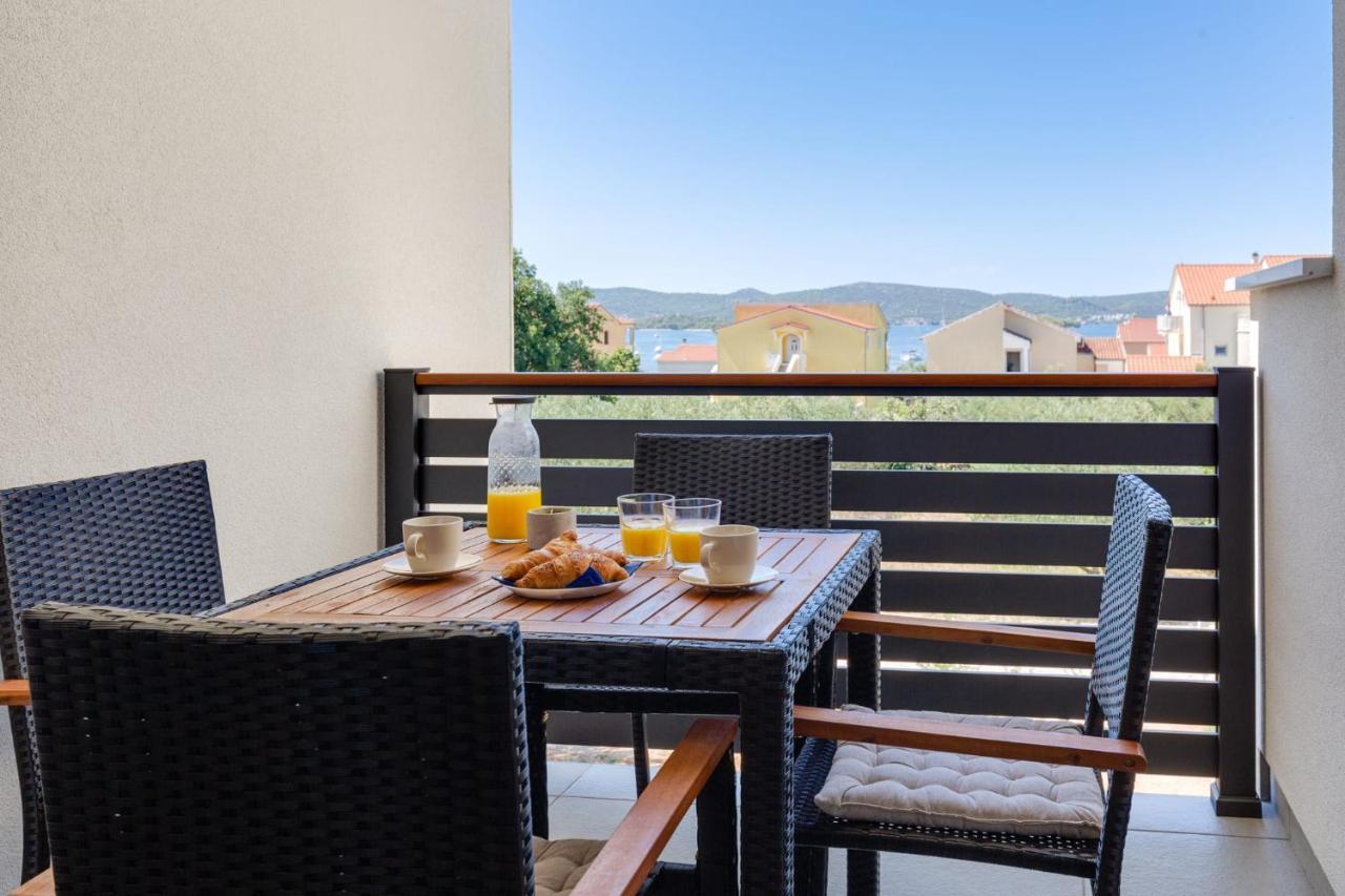 Residence Jonathan Biograd Na Moru Bagian luar foto