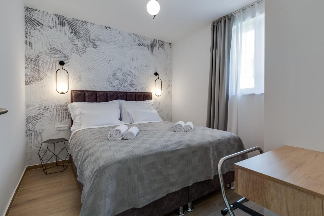 Residence Jonathan Biograd Na Moru Bagian luar foto