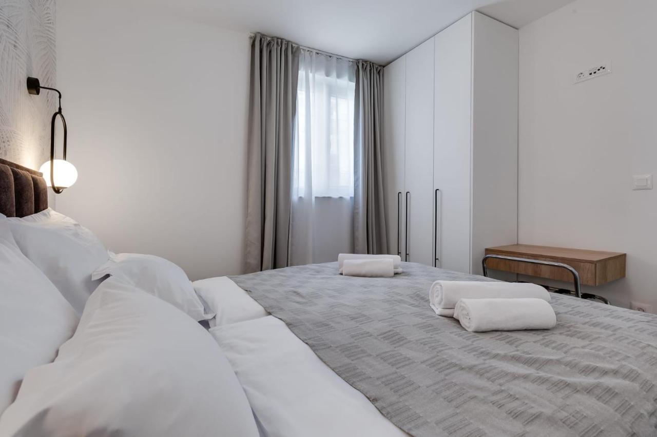 Residence Jonathan Biograd Na Moru Bagian luar foto