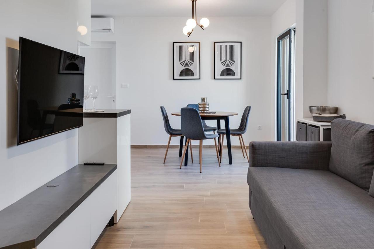 Residence Jonathan Biograd Na Moru Bagian luar foto