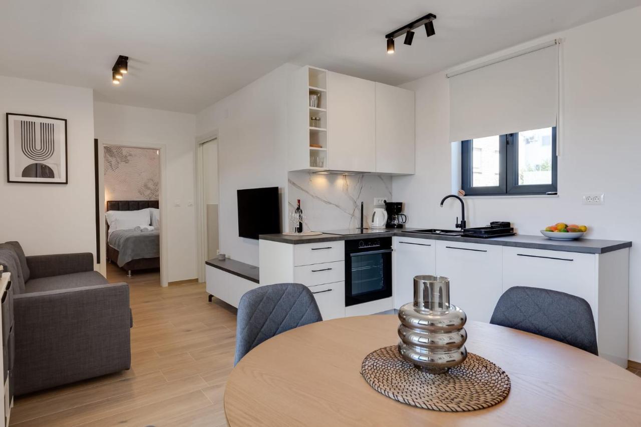 Residence Jonathan Biograd Na Moru Bagian luar foto