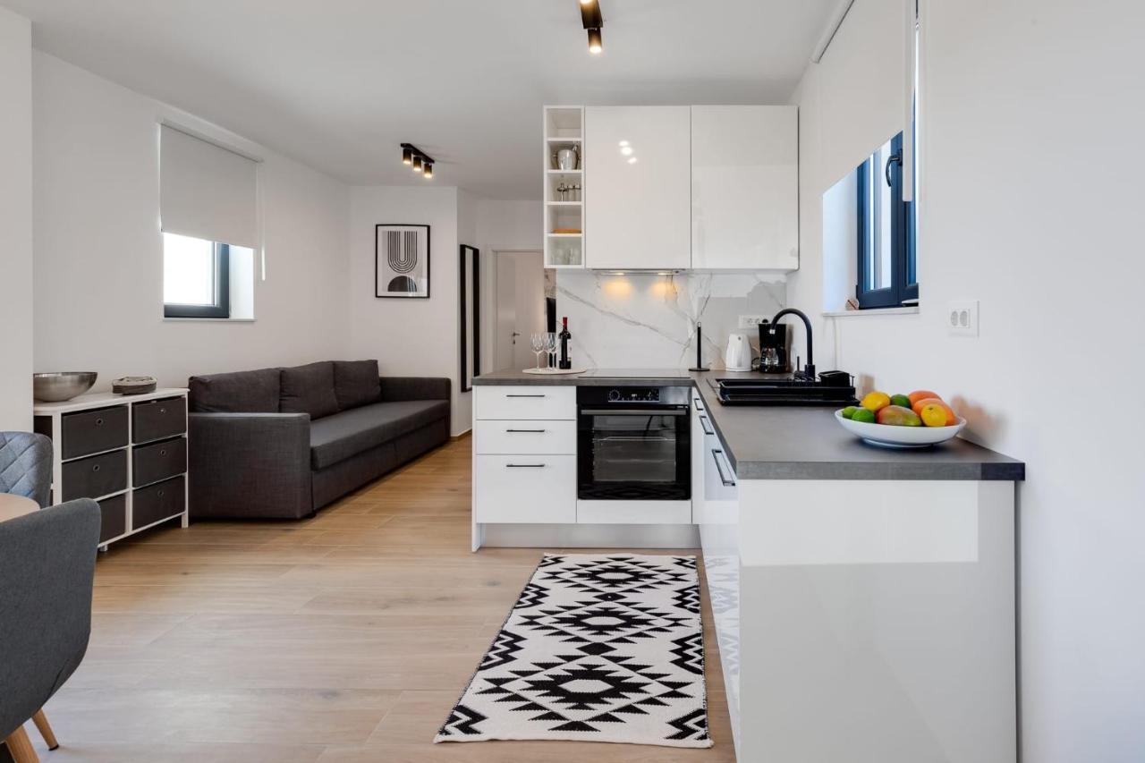 Residence Jonathan Biograd Na Moru Bagian luar foto
