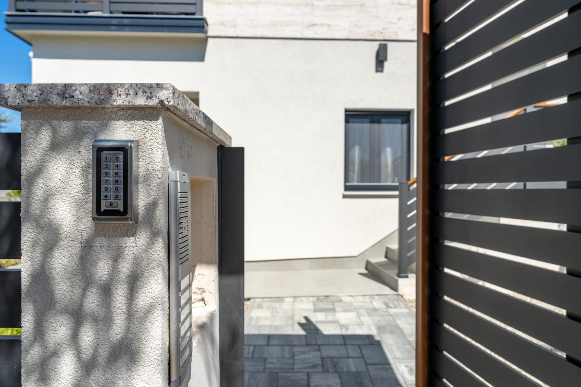Residence Jonathan Biograd Na Moru Bagian luar foto