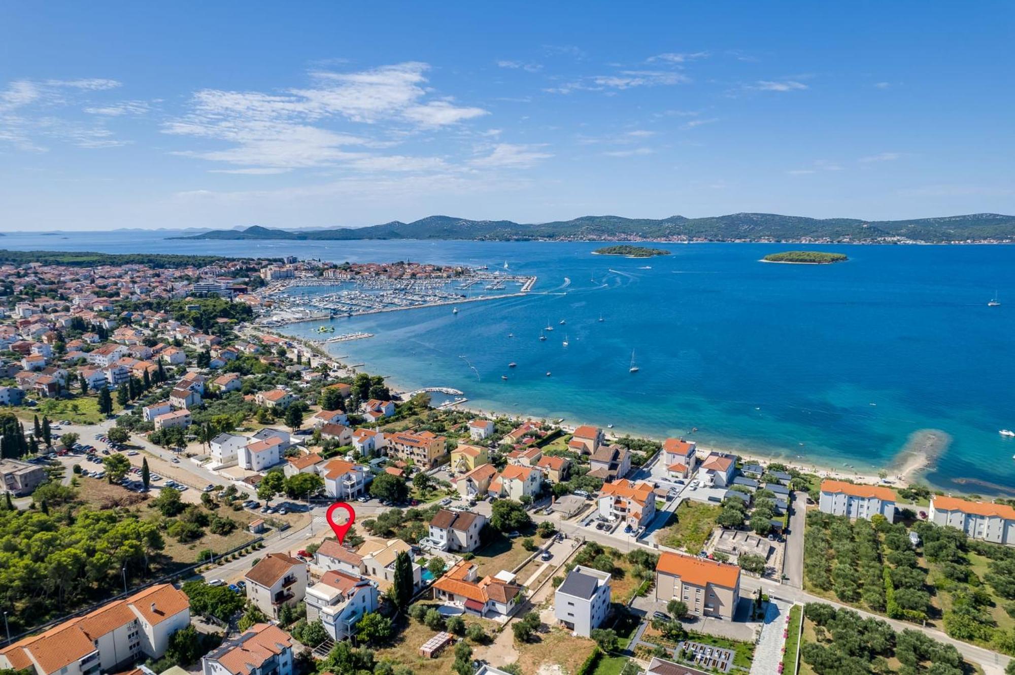 Residence Jonathan Biograd Na Moru Bagian luar foto